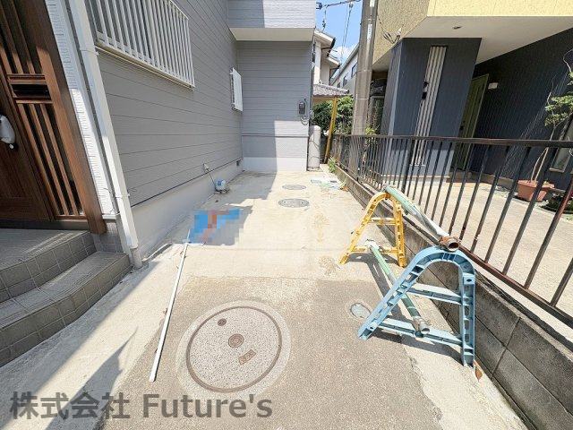 三郷市早稲田6丁目　中古戸建の駐車場|カースペース1台付き（車種による）