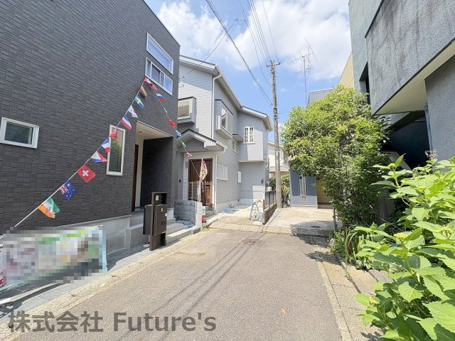 三郷市早稲田6丁目　中古戸建の前面道路含む現地写真|前面道路含む現地写真です。