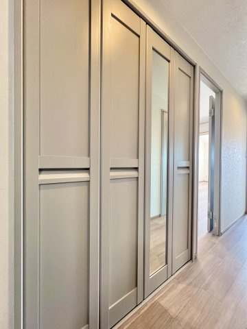 ベルメゾン豊田のその他|廊下に鏡付きクローゼットを備えており、外出前の身だしなみチェックにも便利です。