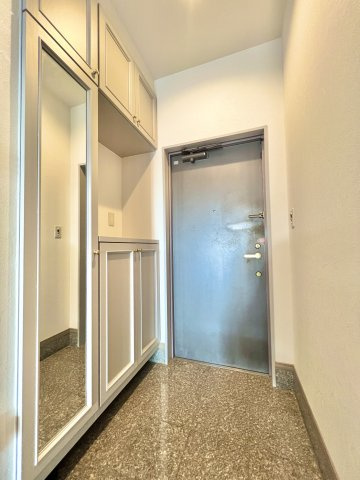 ベルメゾン豊田の玄関|玄関にも収納を備えており、いつでもすっきりとした空間を保てます。