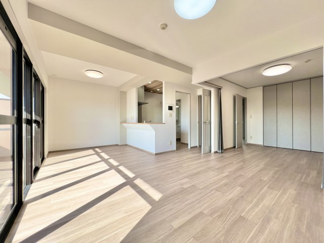 ベルメゾン豊田の居間・リビング|ゆとりあるLDKは、家具配置もしやすい開放的な空間です。