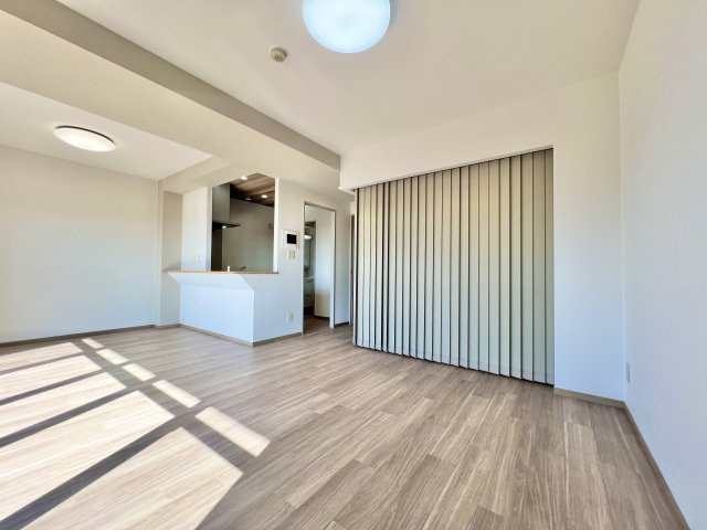 ベルメゾン豊田の居間・リビング|カーテンが備え付けられているので、空間を仕切ることが可能です！