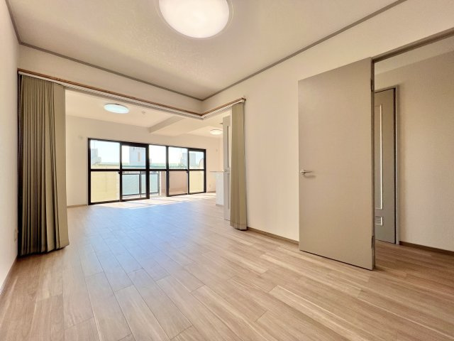 ベルメゾン豊田の居間・リビング|収納力豊富なクローゼットがあり、おもちゃや衣類の収納もしやすく、子どもスペースにもおすすめです♪