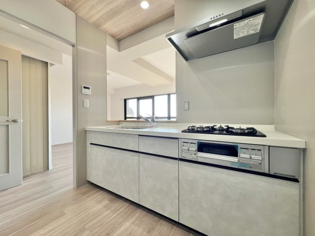 ベルメゾン豊田のキッチン|落ち着いたグレーカラーがおしゃれな、スタイリッシュなシステムキッチン。