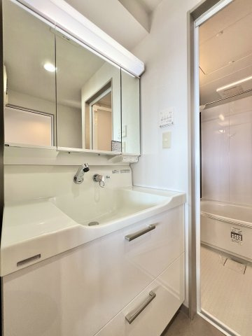 ベルメゾン豊田の独立洗面台|三面鏡付きの洗面台は、身支度がしやすく、収納も豊富なのですっきり保てます。