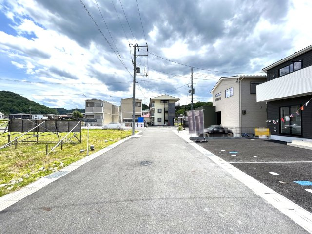 ◆オール電化住宅◆全居室６帖以上の３ＬＤＫ◆並列駐車２台可◆クレイドルガーデン南丹市園部町栄町第１の前面道路含む現地写真|前道