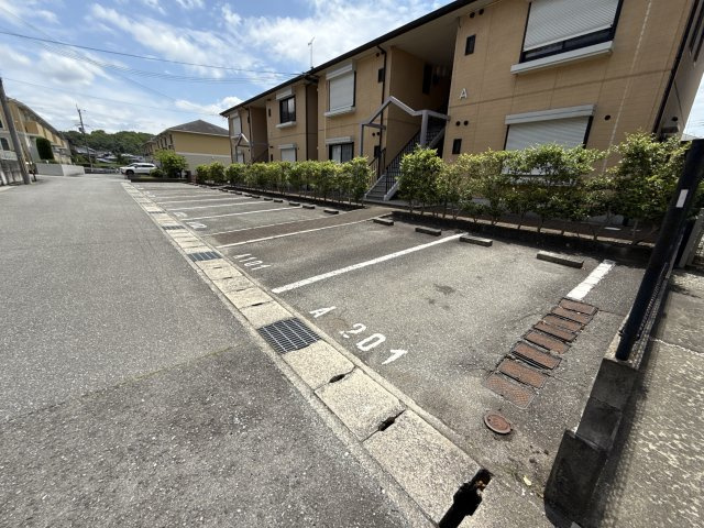 ヴィラ・ソレイユの駐車場