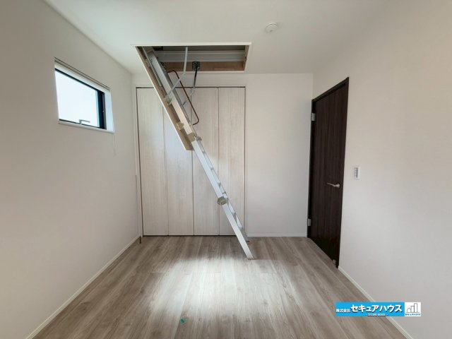 【今からでもご案内可能】豊明市前後町仙人塚I 全3棟 Ctypeの洋室|Ctype　ロフトへのはしご階段