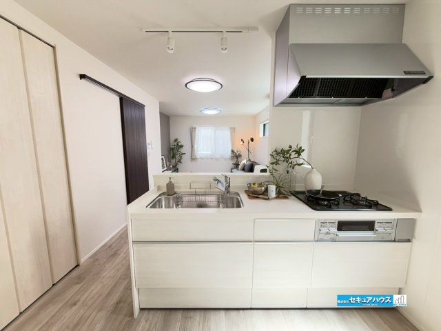 【今からでもご案内可能】豊明市前後町仙人塚I 全3棟 Ctypeのキッチン|Ctype｜傷が付きにくい人造大理石ワークトップのキッチン。
