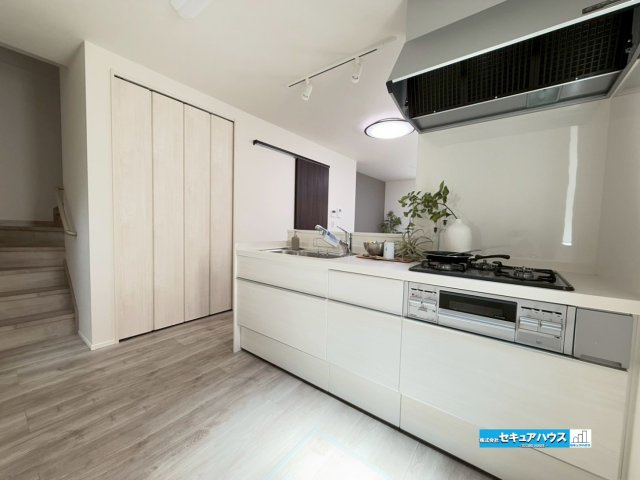 【今からでもご案内可能】豊明市前後町仙人塚I 全3棟 Ctypeのキッチン|Ctype｜傷が付きにくい人造大理石ワークトップのキッチン。