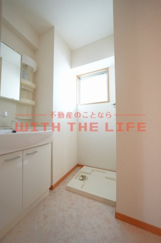 グランドゥール【10,000円キャッシュバック対象物件】の洗面所|明るい洗面所です