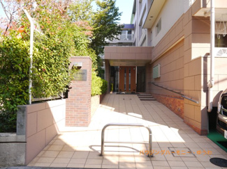 【エントランス】 | バリアフリー仕様の開放感あるエントランス。