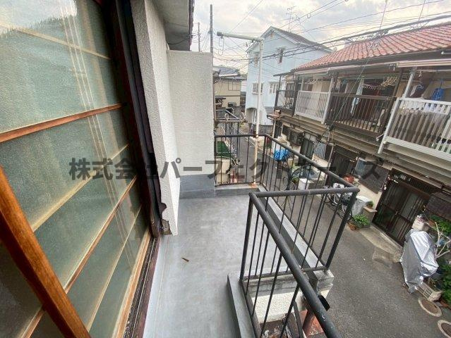 渚東町テラスハウスのバルコニー|お洗濯にも便利なバルコニー付き