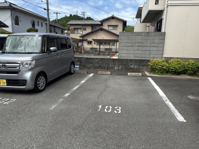 アルファ・アネックスの駐車場