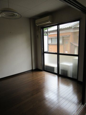 フラワーコーポオオヤの洋室