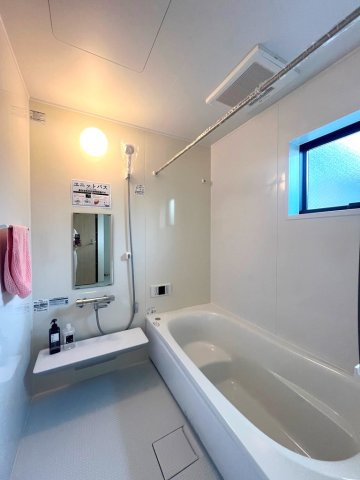 【浴室】 | オールシーズン洗濯物の心配がいらない「浴室乾燥機」付き！
悪天候時でもしっかり洗濯物を乾かせます♪