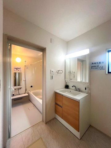 【洗面所】 | 三面鏡付きの洗面化粧台で、収納力も◎見た目もすっきり！
白を基調にした明るい空間は、清潔感があり毎日気持ちよく使えます。