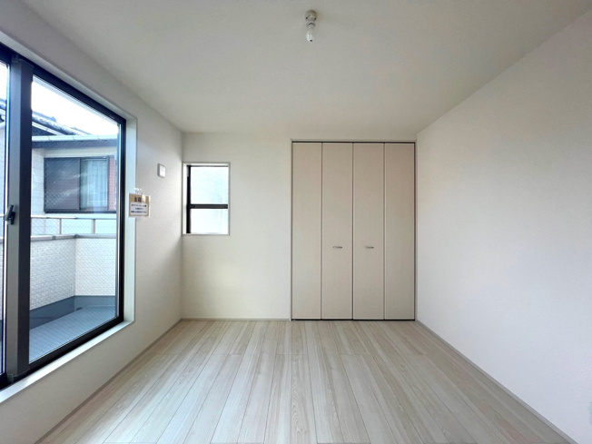 【洋室】 | 全室南向き！各居室にクローゼットを設け、部屋が散らかりにくくなります♪