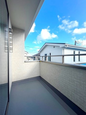 【バルコニー】 | 布団や洗濯物もたっぷり干せる広さで、家事もはかどります。