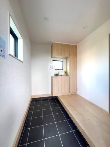 【玄関】 | 家族揃ってのお出かけ時の混雑緩和にも◎広い玄関スペース！
詳細は湘南シーズンまでお問合せくださいませ♪