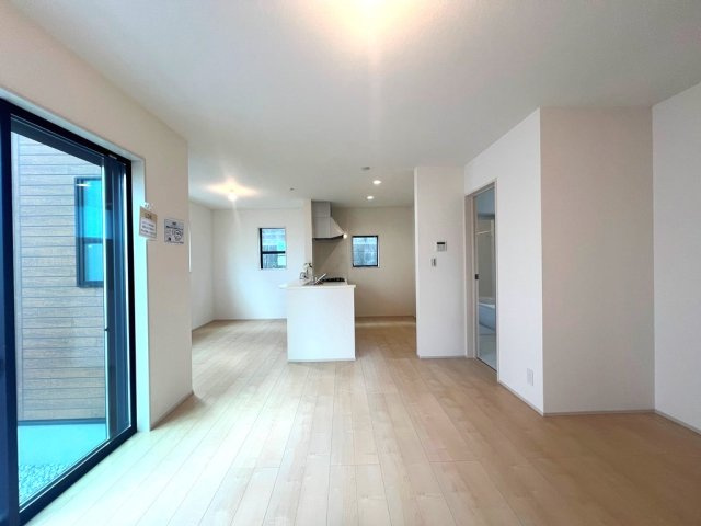 【居間・リビング】 | 開放的なリビングでゆったりとした自分時間をお過ごしいただけます♪