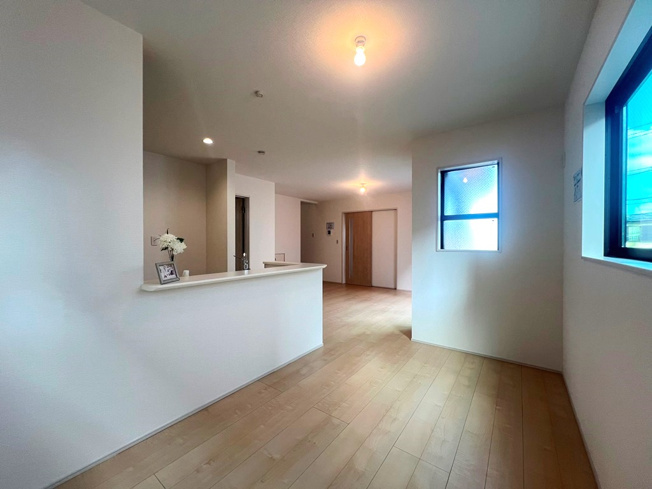 【内装】 | ナチュラルな色合いのフローリングと白い壁が、空間をより広く感じさせてくれます♪
