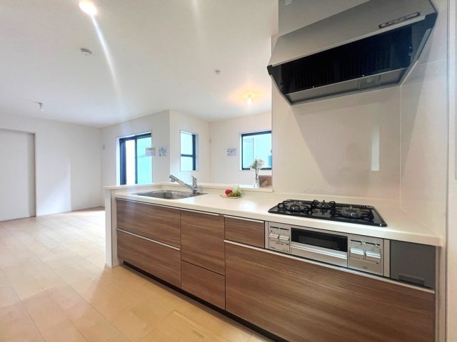 【キッチン】 | 毎日の料理時間が楽しみになるピカピカのシステムキッチン♪
収納力も高く、調理器具や食器類もたっぷり収納できますよ◎