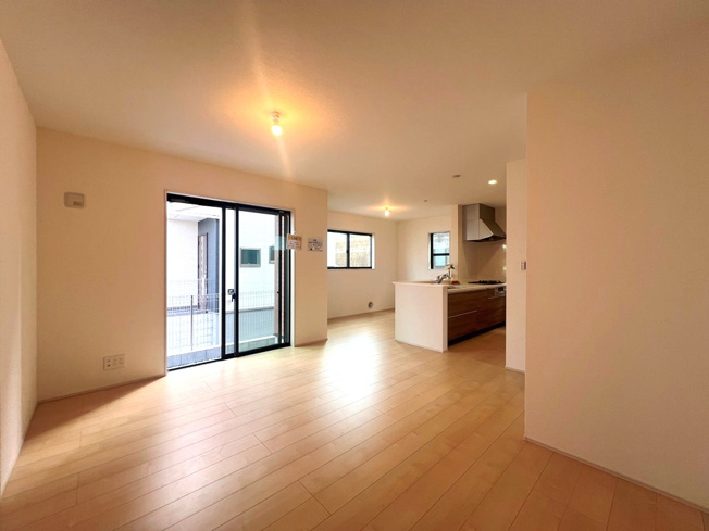 【内装】 | 広々としたLDKは、家具のレイアウトも自由自在。理想の暮らしが叶います♪