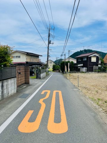 LIGNAGE　あきる野市三内24-1期　売地　全3棟　3号区画の前面道路含む現地写真