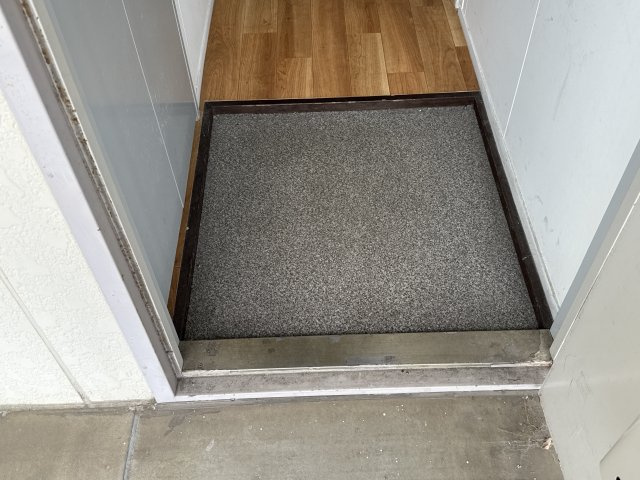 フジイコーポの玄関