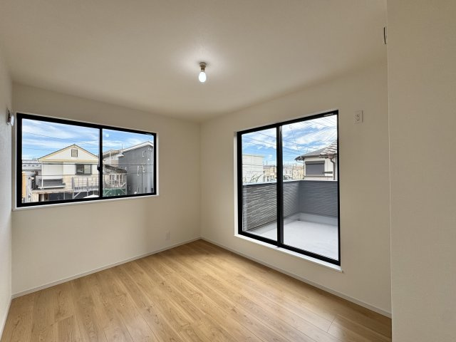 中央区新津町　2期の洋室|6帖の洋室。水面の大きなサッシからバルコニーへ繋がります。