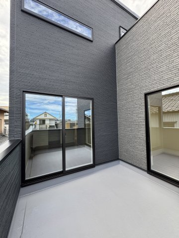 中央区新津町　2期のバルコニー|2階バルコニー！2つのお部屋から出入りできます。
