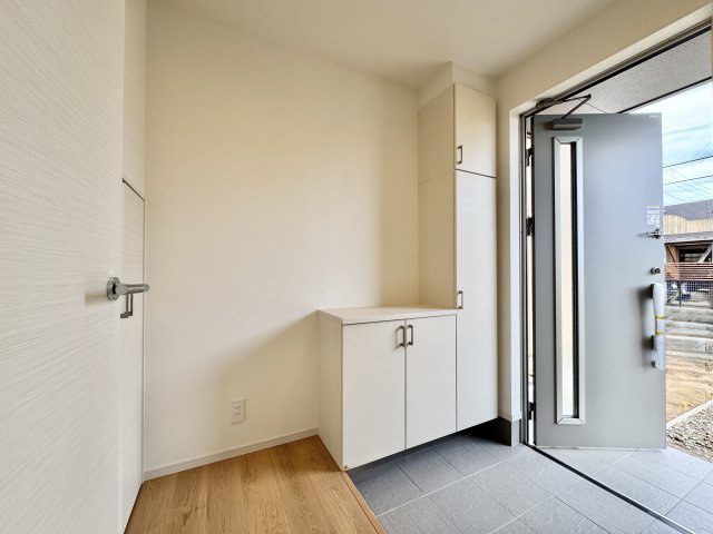 中央区新津町　2期の玄関|明るい玄関。シューズボックスと正面に収納もあります。