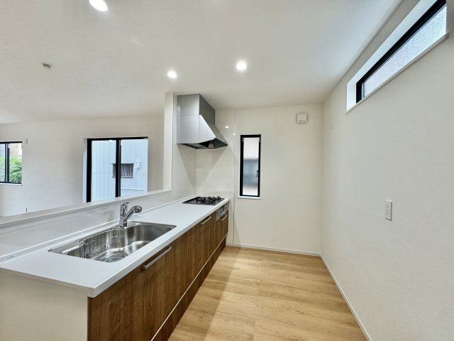 中央区新津町　2期のキッチン|対面式キッチンでお料理しながら家族の顔が見られます。