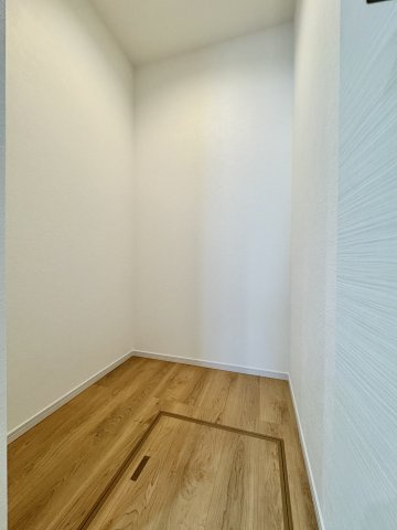 中央区新津町　2期の収納|キッチン横の収納。パントリーとしても利用できます。床下収納付き。