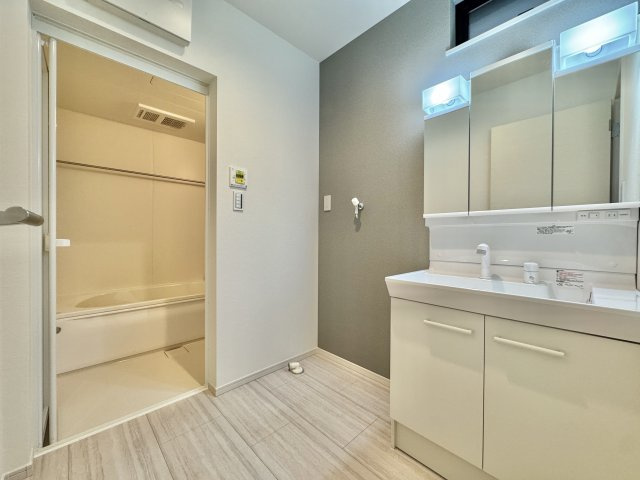 中央区新津町　2期の洗面所|洗面室はキッチン横で家事導線がスムーズです。