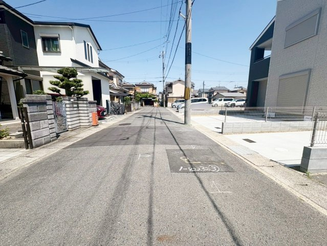 伊勢田町南游田２号棟の前面道路含む現地写真