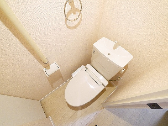 レオネクストコミンチャーレ九条のトイレ|落ち着いた色調のトイレです