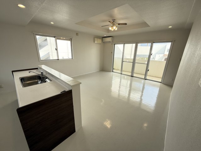 プレジール屋嘉A-1,A-2　収益物件の居間・リビング