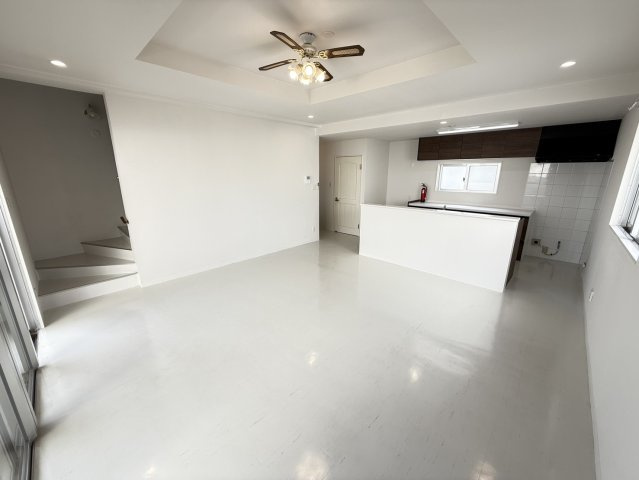 プレジール屋嘉A-1,A-2　収益物件の居間・リビング