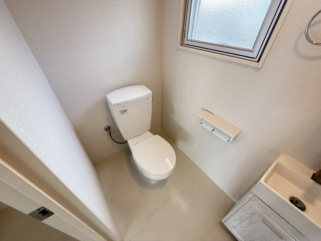 プレジール屋嘉A-1,A-2　収益物件のトイレ|2階トイレ