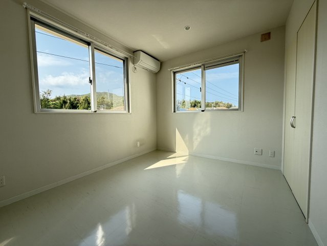 プレジール屋嘉A-1,A-2　収益物件の洋室