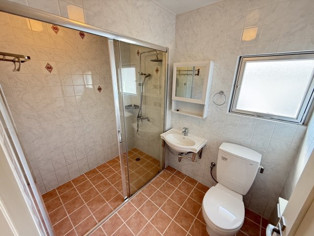 プレジール屋嘉A-1,A-2　収益物件の浴室|3階シャワー、トイレ