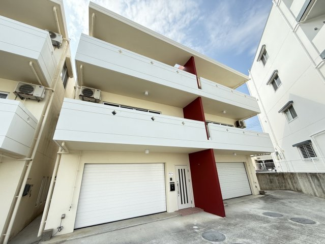 プレジール屋嘉A-1,A-2　収益物件の外観