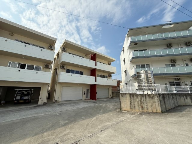 プレジール屋嘉A-1,A-2　収益物件の前面道路含む現地写真