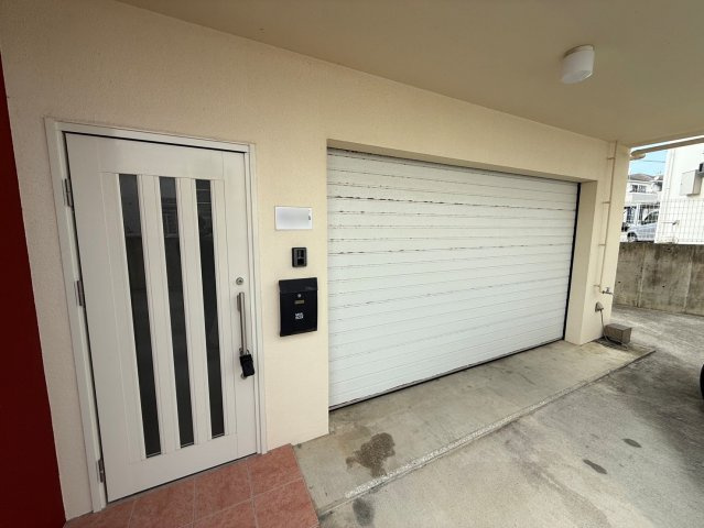 プレジール屋嘉A-1,A-2　収益物件の玄関