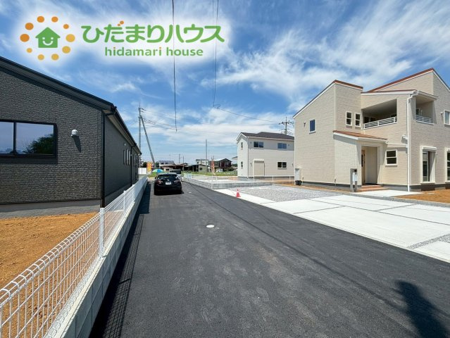鴻巣市屈巣第4　新築戸建　リーブルガーデン06の前面道路含む現地写真