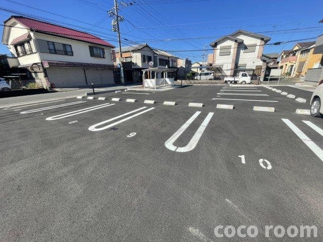 クリークの駐車場