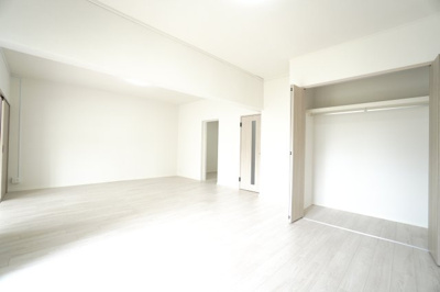 【居間・リビング】 | 【リノベ済】パルコープ長束1F | 【約14.4帖LDK】
デザインリフォームされた室内は
良い雰囲気になっております。
リノベーションで付加価値をプラスし、
ただの『住まい』ではなく『癒しのある空間』
に仕上がっております♪