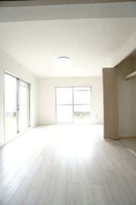 【洋室】 | 【リノベ済】パルコープ長束1F | 【洋室約7.8帖】
心と体をゆったりと安らげる主寝室。
寝室のゆとりが大きい分だけ、
暮らしの安らぎは深まります。
一日の疲れを癒すだけでなく、
ご夫婦の親密な語らいを紡ぎ出します。